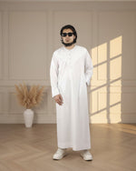 Emirati Thobe White Front View – Wrinkle-Free Islamic Clothing for Men