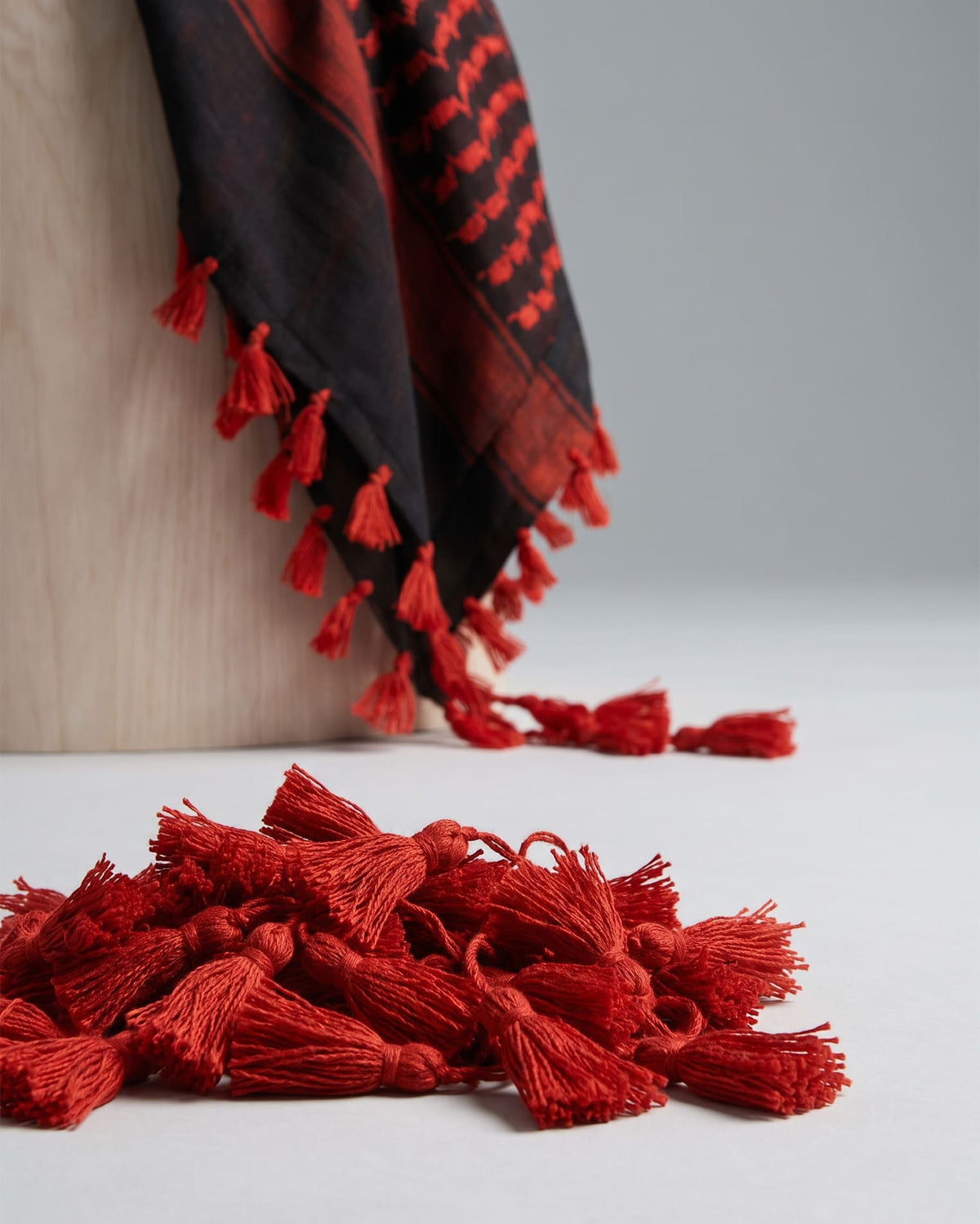 Keffieh noir et écarlate à pompons