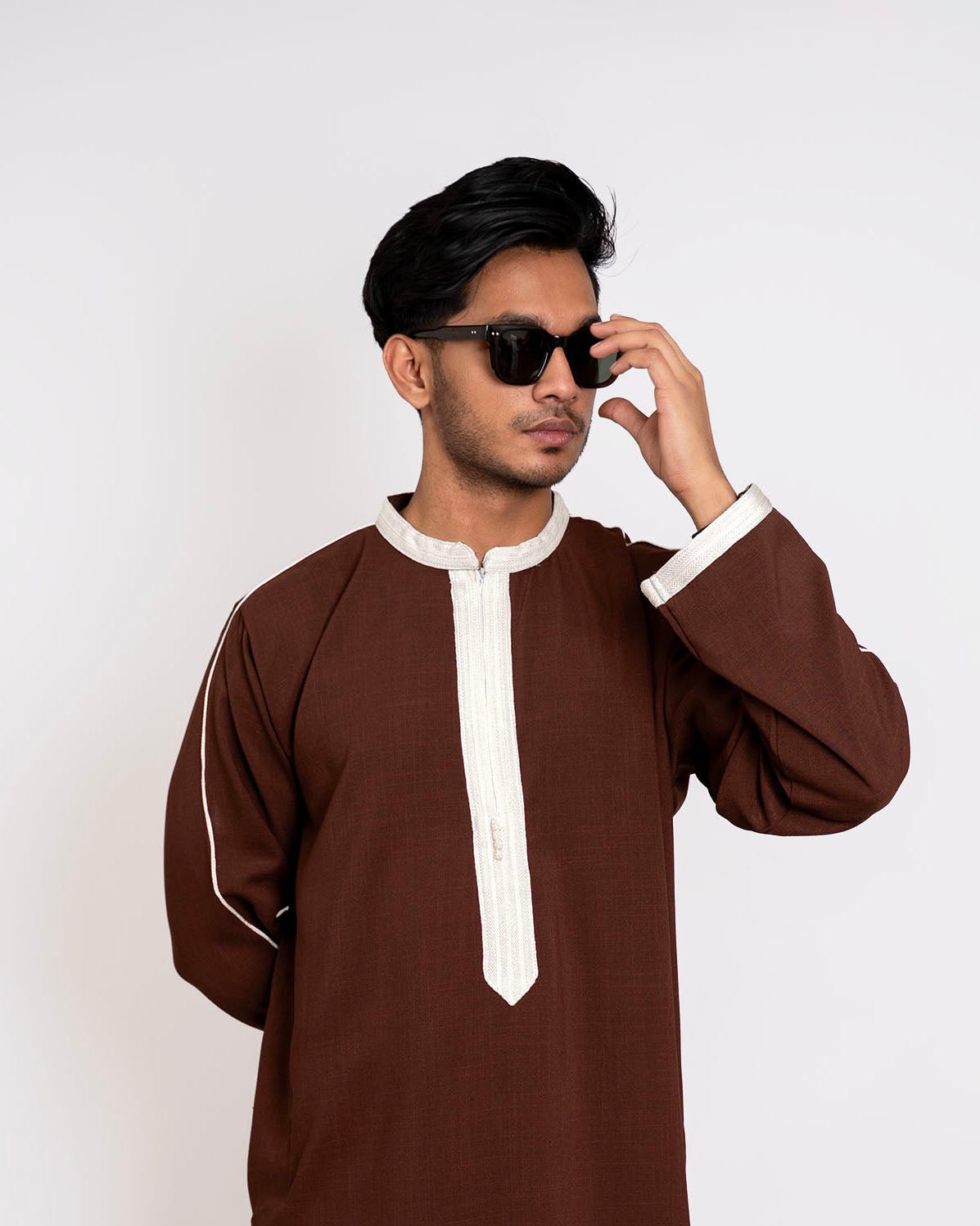 Dark maroon men's thobe side view – tailored Islamic attire for everyday wear