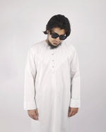 Close-up detail of a man in a white classic men's thobe jubba, showcasing the neckline and fabric, exemplifying traditional Islamic attire for men.